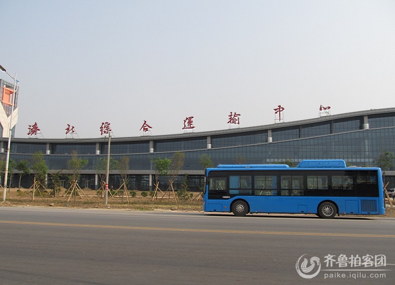 为提升城市整体形象,减轻城区车辆拥堵,完善城市功能布局,满足广大市民及往来乘客出行零距离换乘需求,临邑汽车站迁址济北综合运输中心,位于临邑县城区东南部,迎宾路与南环路交叉口东北角。2014年5月7号正式启用。