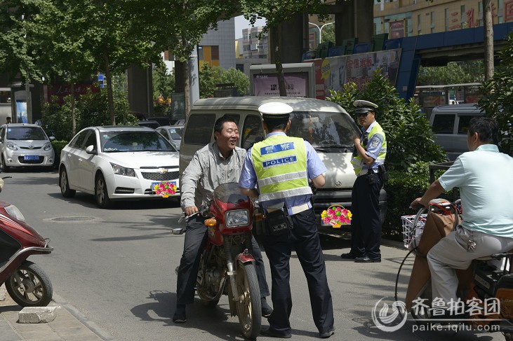 交警查摩托车.电瓶车酒驾现场 - 济南拍客 - 齐鲁