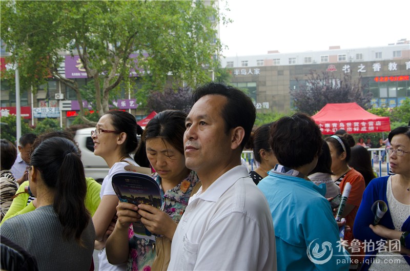 2014年高考,父母心--考场外焦急等待的父母 - 青