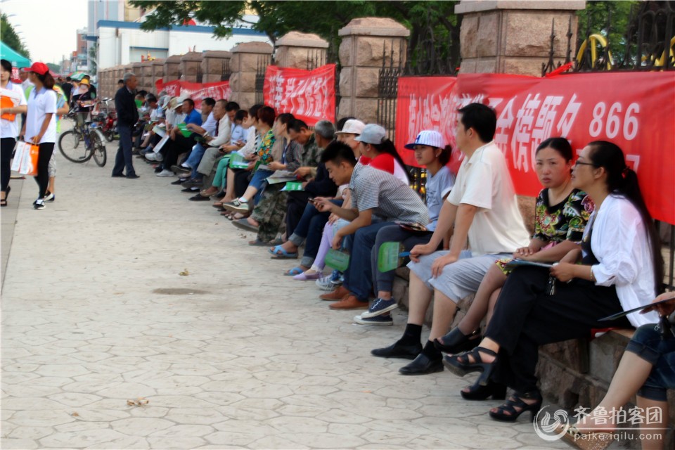 河口区一中高考--翘首等待的家长们 - 东营拍客