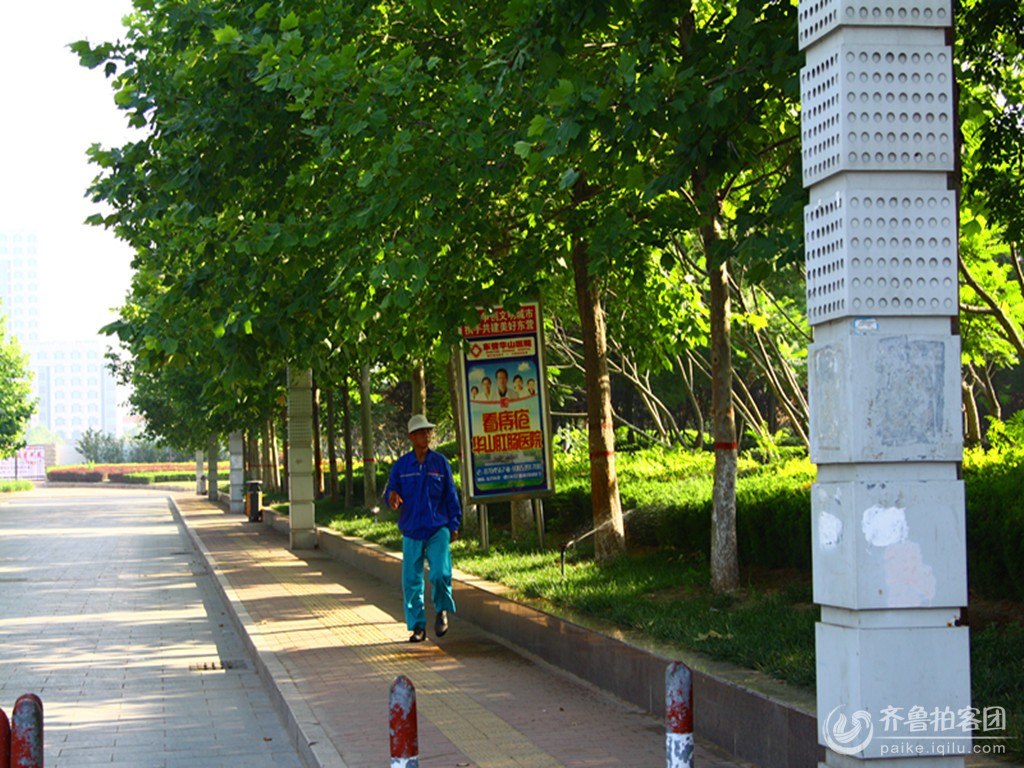 【创城】体育公园内立不良广告牌,哪里审批的