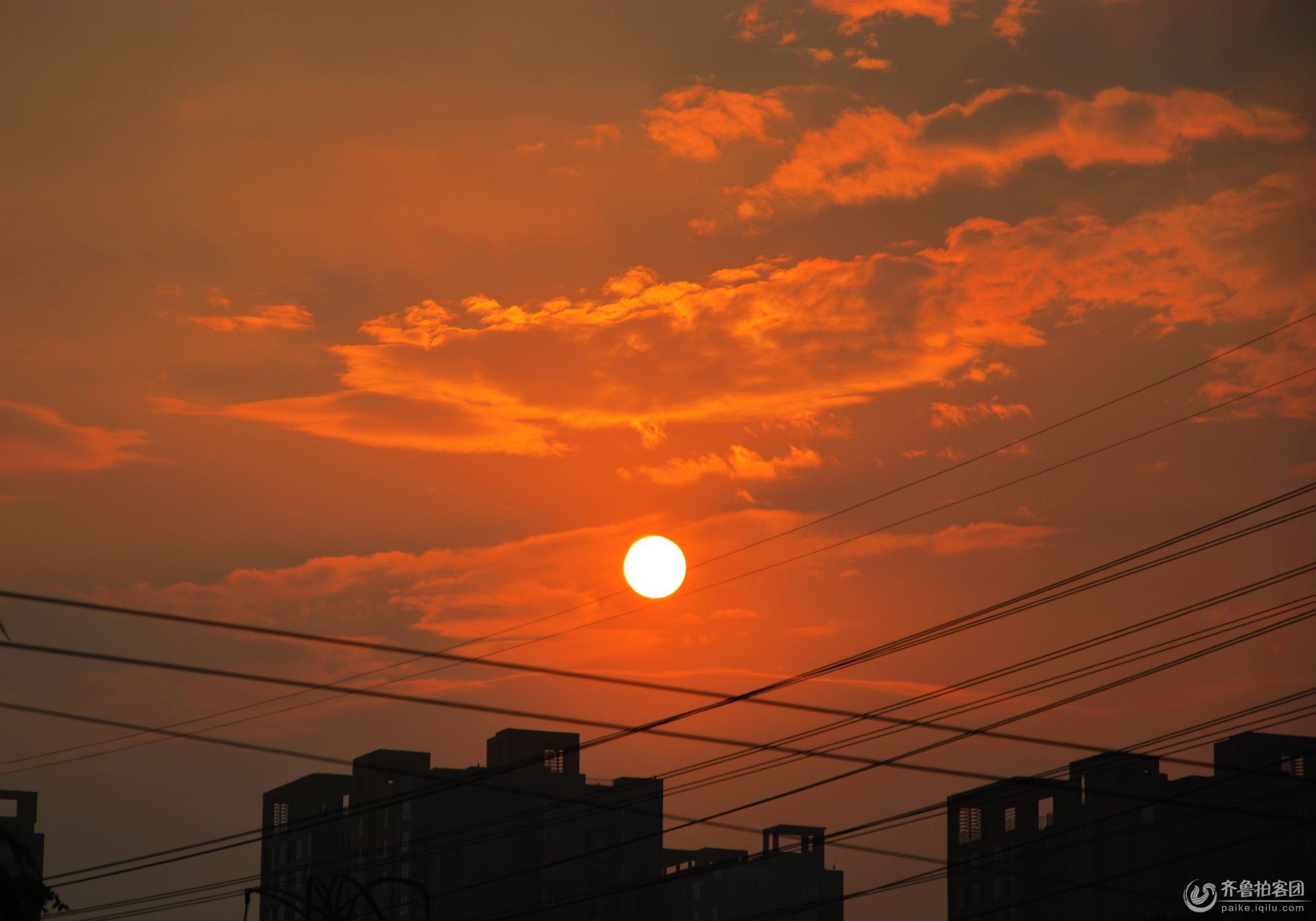 楼宇间城市落日时刻