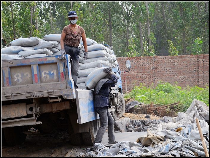 实拍:罕见的美女工作--工地水泥工 - 菏泽拍客 -