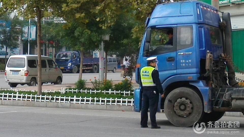 蒙阴交警很牛,协警单人上路查车! - 临沂拍客 -