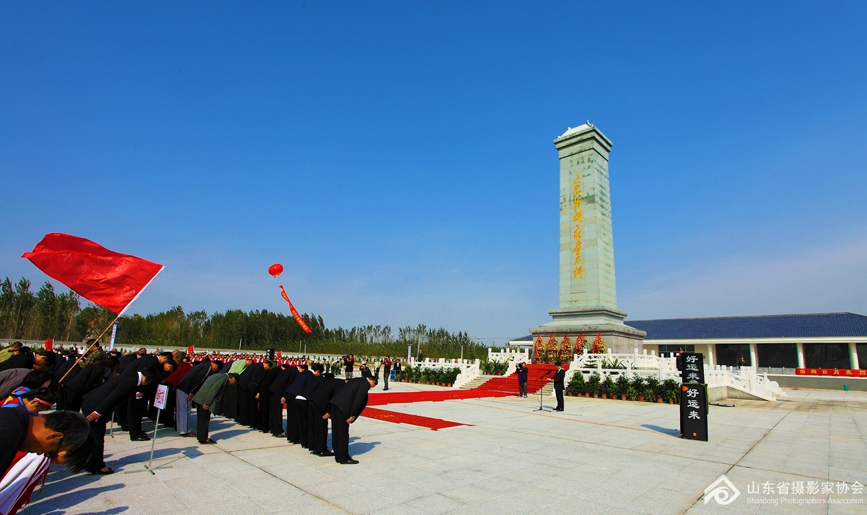 人民英雄永垂不朽