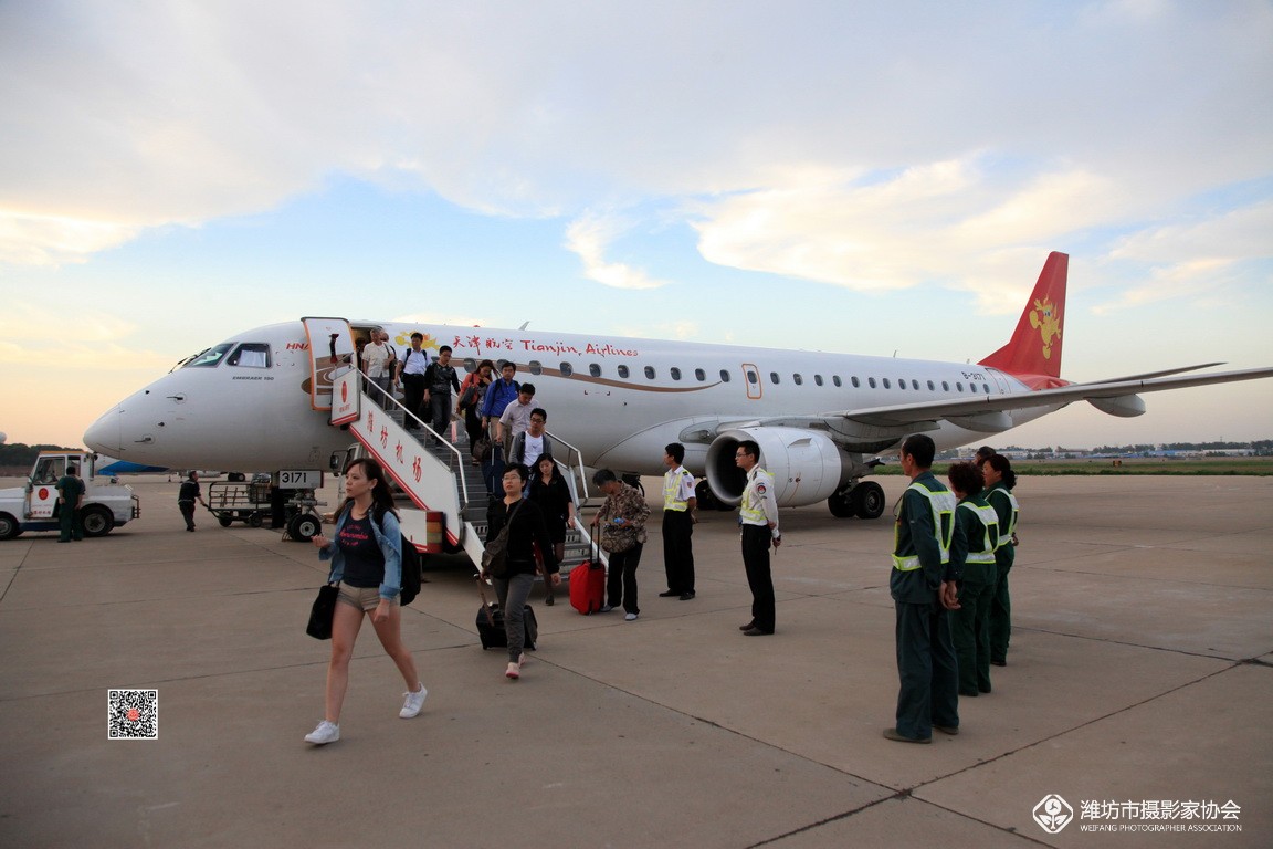 随着经济文化交流和旅游业的蓬勃兴起,潍坊航空事业从无到有,逐步发展壮大。1989年9月,南苑机场开通了潍坊至北京固定客运航班,开始了联航业务。在巩固联航的同时,按民航4D级机场标准,陆续改开通了多条新航线,可起降B-737、A300及以下机型;主跑道长2600米,宽48米;平行滑行道长2033米,宽38米;停机坪20000平方米,可供3架C类飞机同时使用。机场总建筑面积19182平方米,通航城市包括北京、上海、重庆、大连、广州、沈阳、杭州、宁波等。这些新航线现已成为带动客流量节节攀升的强劲动力。
