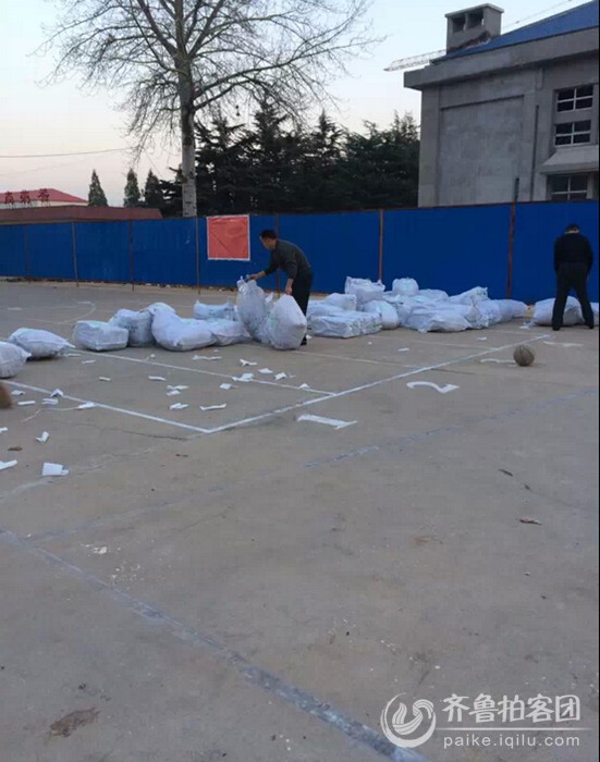 邮政局工作人员到部队帮助老兵托运行李 - 潍坊