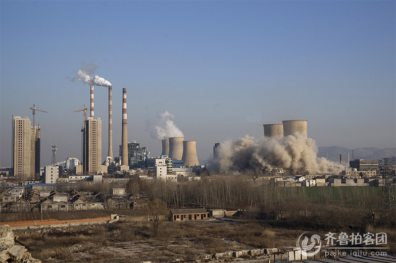 十里泉电厂一,二号烟囱成功曝破拆除 - 枣庄拍