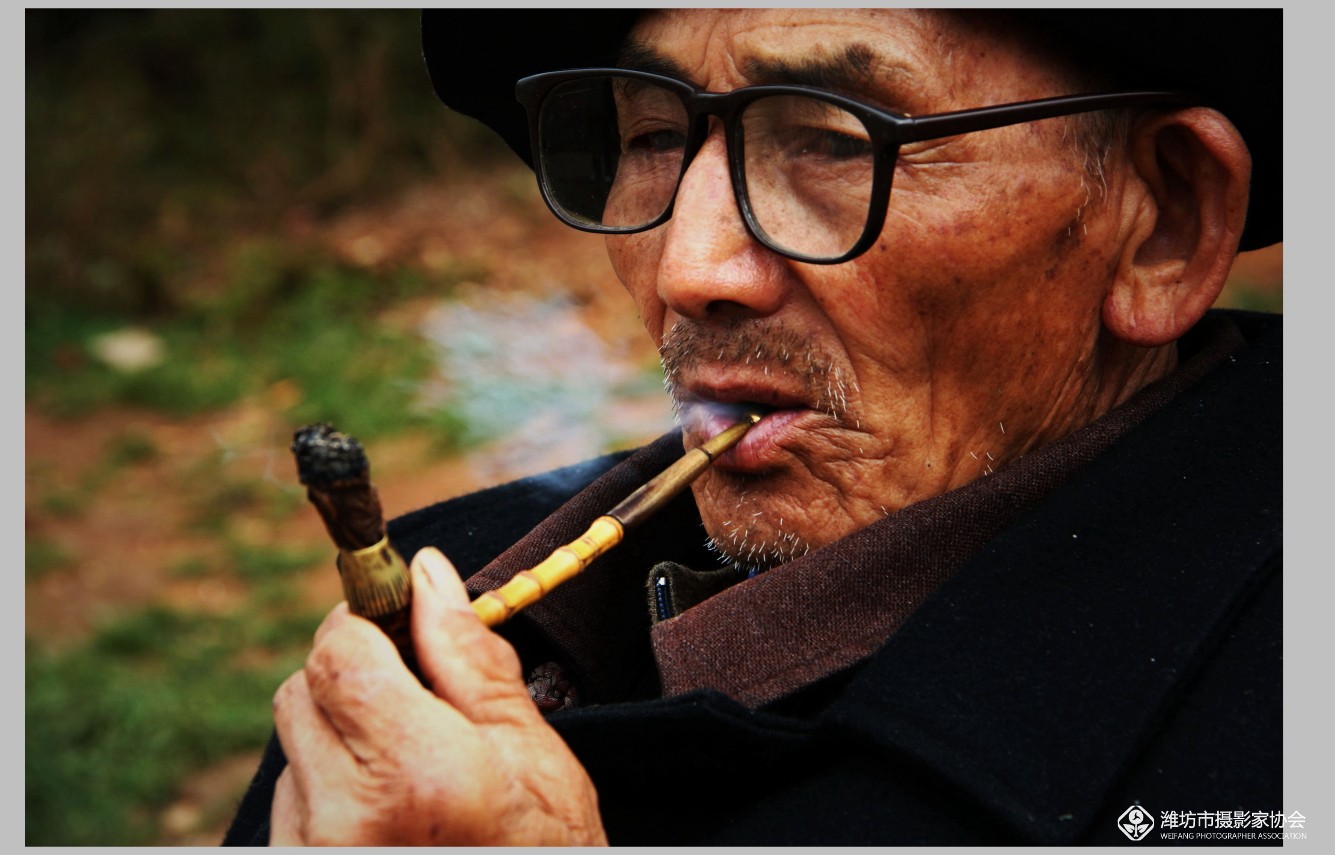 吸烟的老人