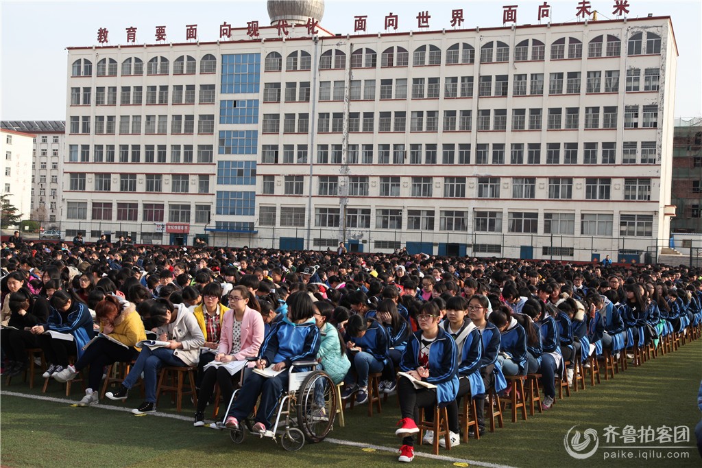 [拍现场]费县交通安全校园行第二站 交警走进二