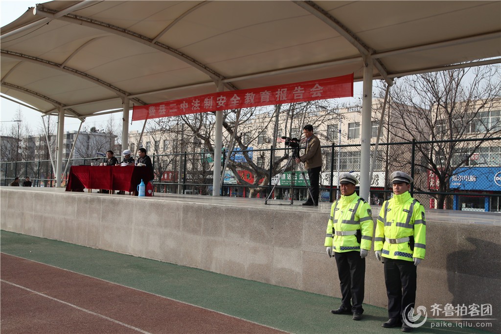 费县交通安全校园行第二站 交警走进二中上安