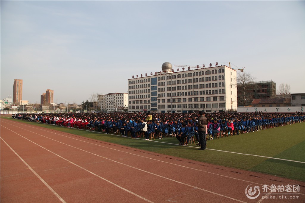 [拍现场]费县交通安全校园行第二站 交警走进二