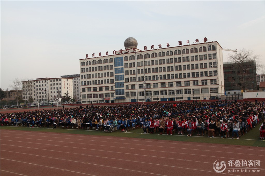 费县交通安全校园行第二站 交警走进二中上安