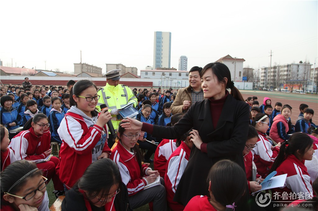 费县交通安全校园行第二站 交警走进二中上安