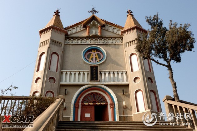 早乘车赴平阴海棠园,平阴县圣母山海棠园始建于2003年,经过多年与山东农业大学等科研院所合作栽培,目前拥有来自世界各地的舞美、垂丝、西府、木瓜、贴梗等19个品种的优秀海棠品种,50多个花色,15万多株,总面积1100多亩,是目前山东省种植规模最大、品种最多、花色最全的海棠栽培基地,仅树种资源价值就可达6000万元,每年可实现增收750万元,生态及社会效益大为可观。圣母山海棠花会已经成为平阴县旅游的又一张名片。在潺潺流水声中来到圣母山下、海棠园中,沐浴着沁人心脾的海棠馨香,朵朵腥红奔放、羞粉妩媚、洁白清纯,