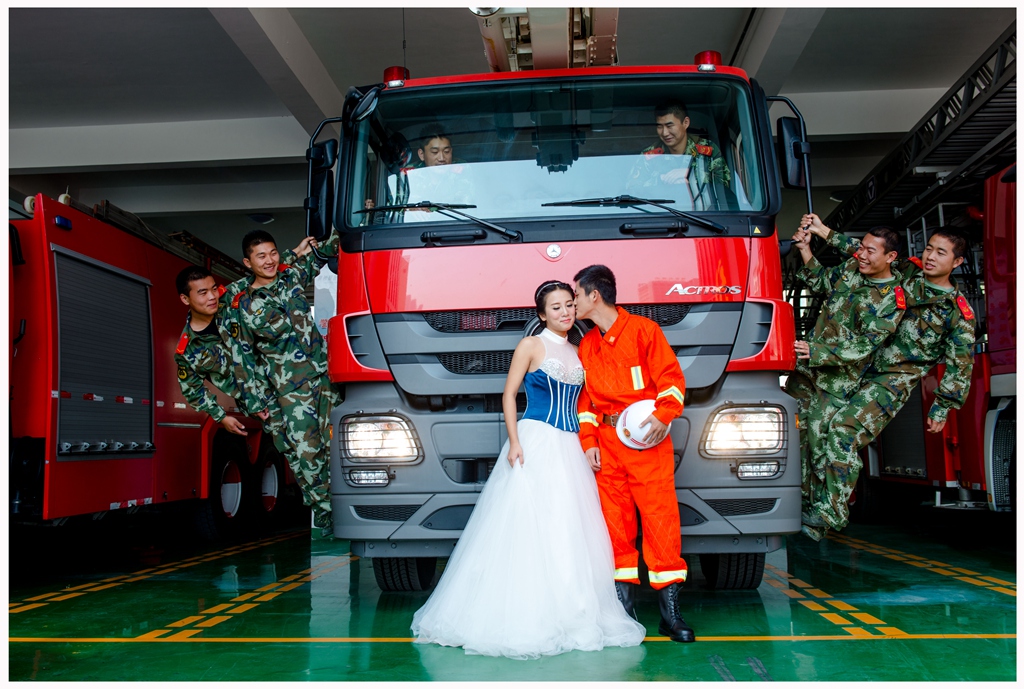 消防队员的婚纱照_消防队员(3)