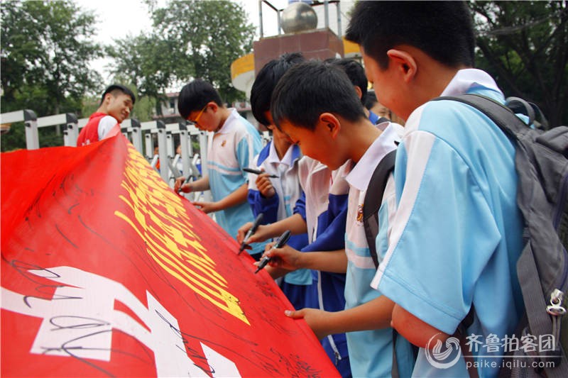 英才学子为高考考生祈福加油万人签名活动--新