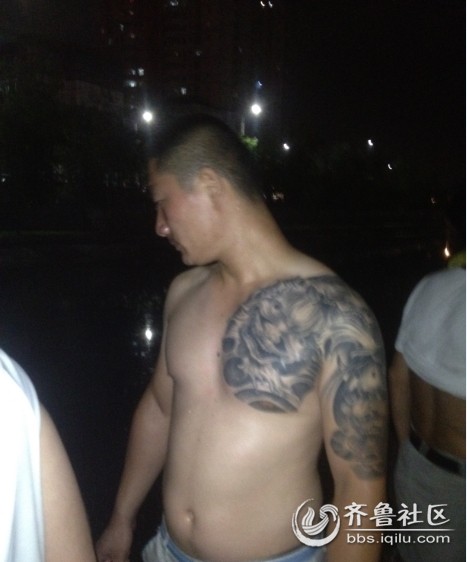 救人的英雄纹身哥是山推结构件公司员工李红彬