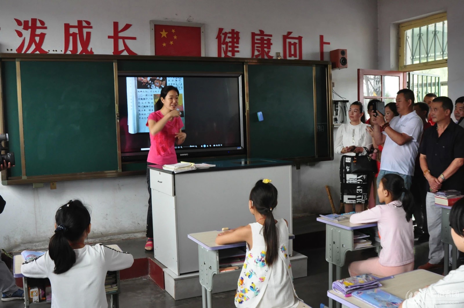 兖州好青年教师节特殊教育学校献爱心 - 济宁拍