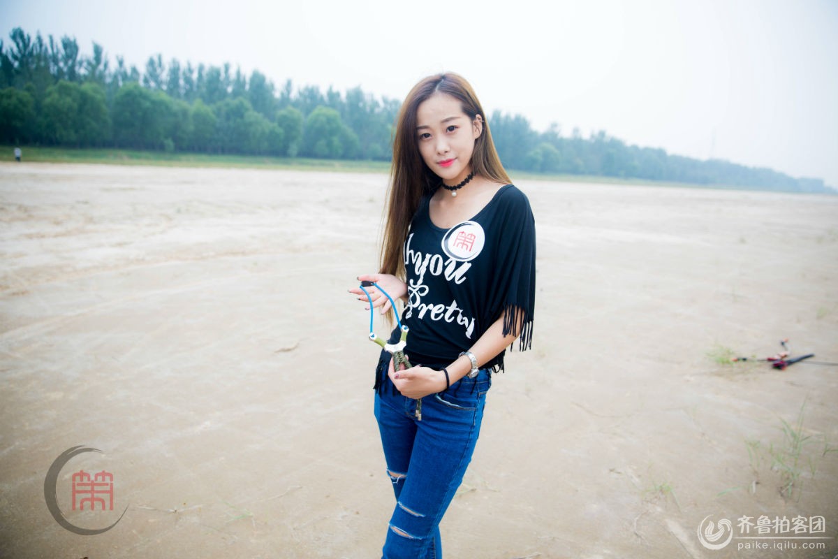 美女弹弓图片_美女打弹弓图片