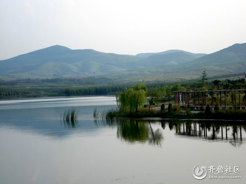 2014年,郚山镇聘请上海天开旅游规划设计院完成了全镇旅游产业开发总体规划,紧紧围绕吃住行、游购娱六要素,着力加强景点的开发建设工作,乡村旅游蓬勃发展,为旅游强镇建设增添了活力。 一是打造林果大道自驾游。从2013年开始沿镇区南部大安山、五龙山、太平山、大头山建设了一条百公里林果旅游大道,目前全线贯通,并硬化了大安山段10公里。沿途规划了12处观景台,将自然风光、人文历史融入其中。镇域内的景区、农家乐等景点联成一线,沿路两侧视线范围内共栽植核桃2.