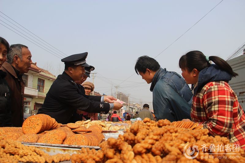 曹县公安局朱洪庙派出所民警赶大集开展防骗宣传 .