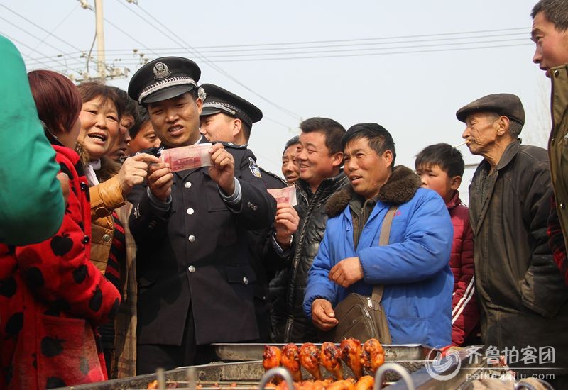 曹县公安局朱洪庙派出所民警赶大集开展防骗宣传 .