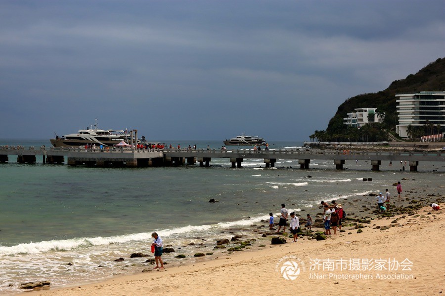 大东海乃福之宝地,它那左龙(亚龙湾)、右凤(凤凰机场),拥抱着东海的万倾波涛 。正是凡临东海,必纳鸿福,即有如画的景色,又是福如东海的源头。游三亚必游大东海,游大东海必享天赐洪福,正所谓福如东海长流水!