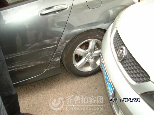 现场报道 大姐<em>狂亲帅哥</em> - 烟台拍客 - 齐鲁社区 