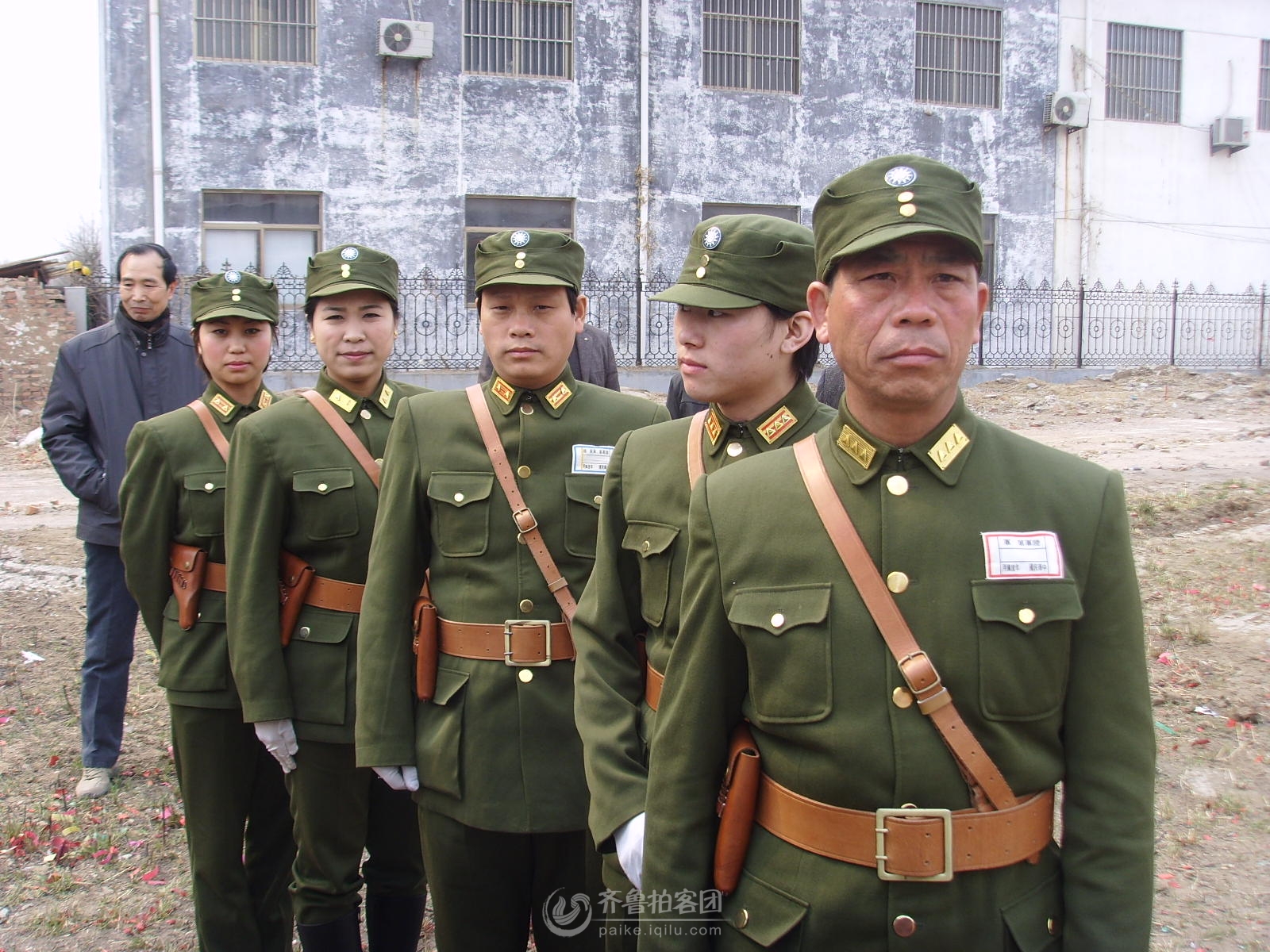 想起电影地道战中鬼子进村