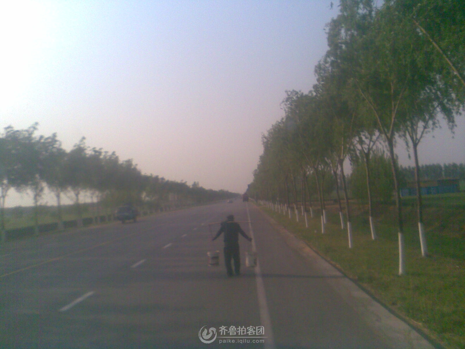 2011qq风景皮肤背景_远处女人 的背影 坚强 _QQ