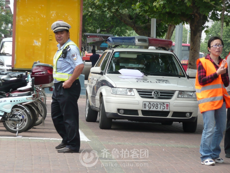【费县交警】创建省级文明城市费县交通警察很