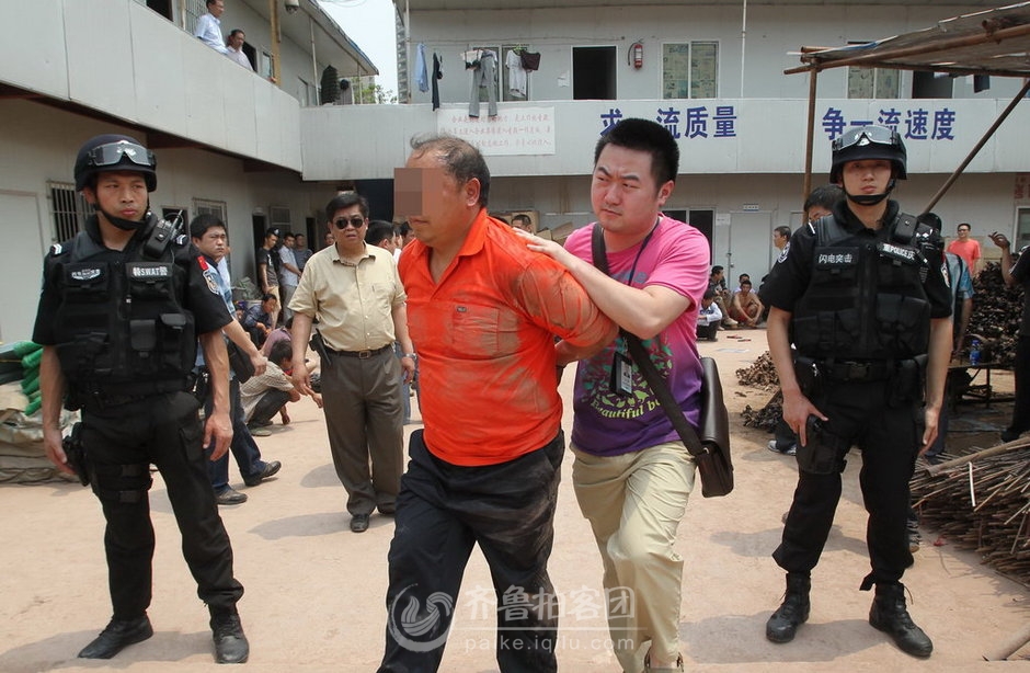 重庆出动武装特警为民工讨薪 - 济宁拍客 - 齐鲁