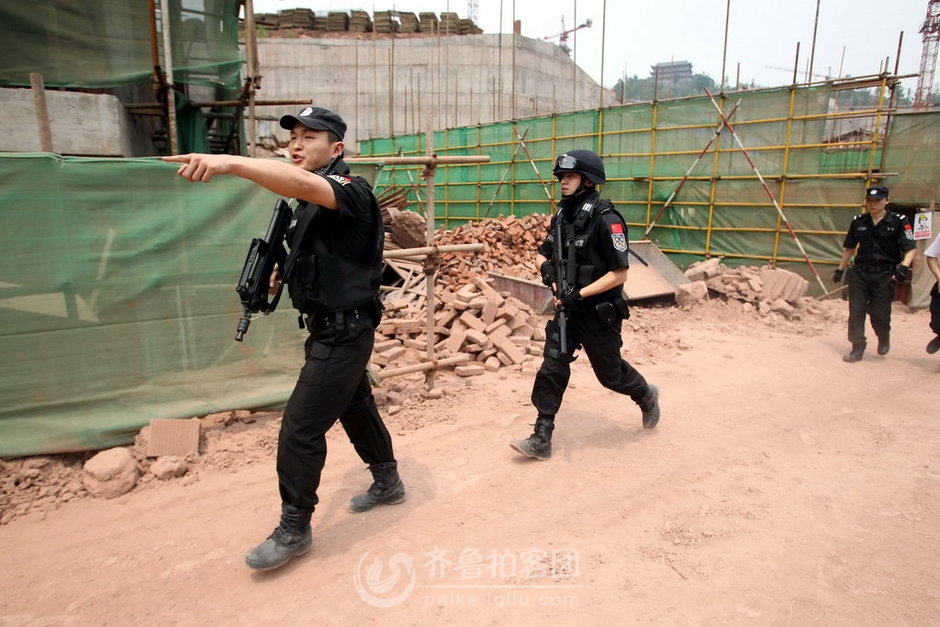 重庆出动武装特警为民工讨薪 - 济宁拍客 - 齐鲁