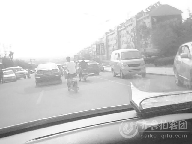 招远一中高二学生今放假 闹哄哄的校园赛赶集