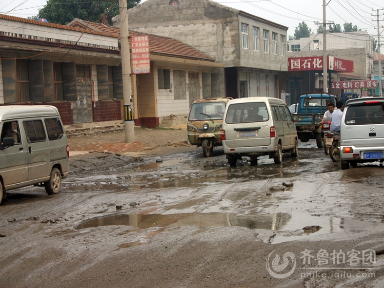 临清潘庄镇某街道因道路问题引发翻车事故!