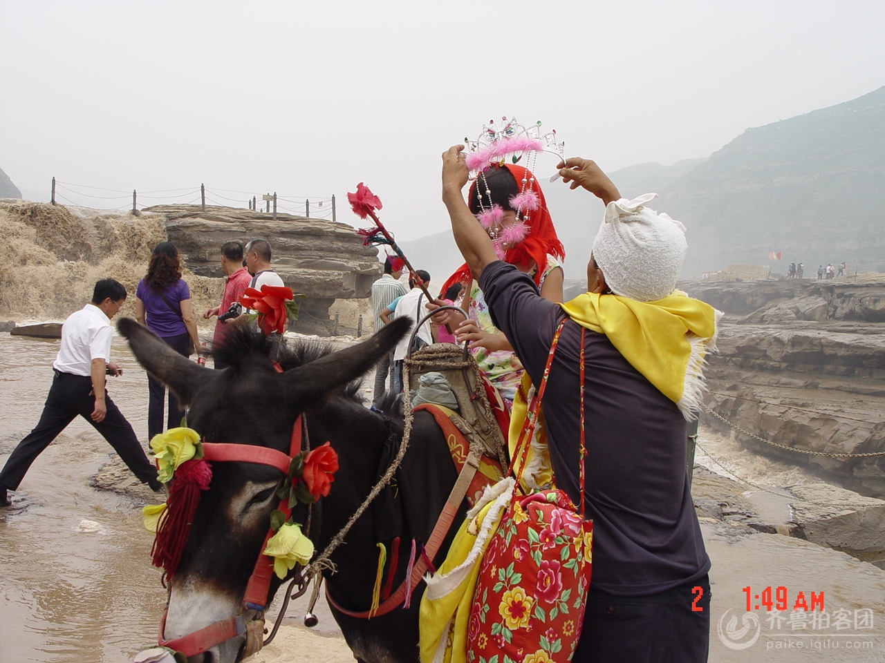 在壶口瀑布骑驴的两个美女!
