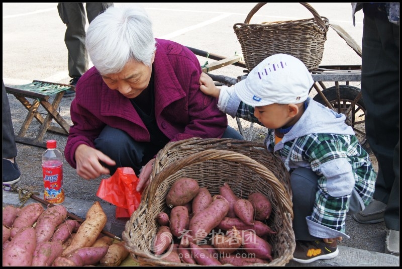 一老一小景区家门口卖地瓜 - 乡村文明拍客大赛