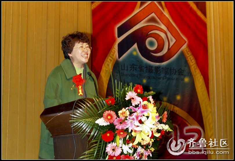 山东省摄影家协会常务副主席田凤仙主持联谊会.jpg