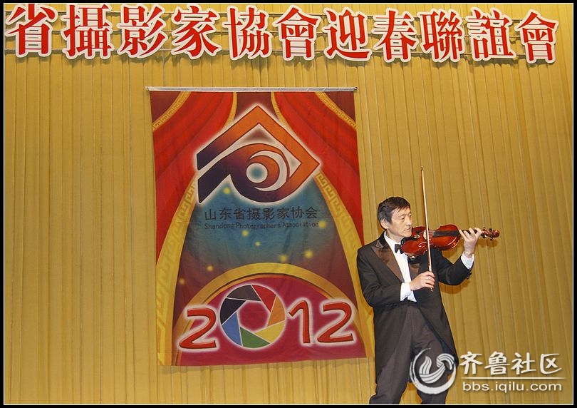 来自烟台摄影家协会王亚明的小提琴独奏《新春舞曲》.jpg