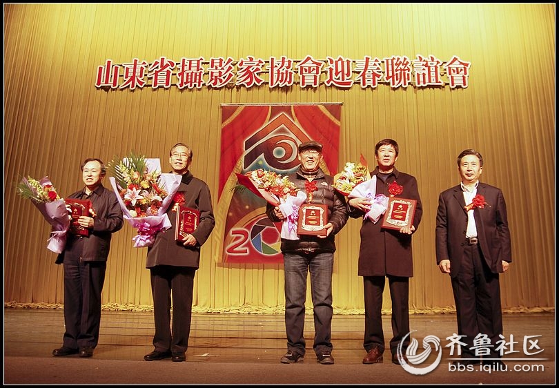 山东省文联党组书记于钦彦为名誉主席们颁发聘任书.jpg