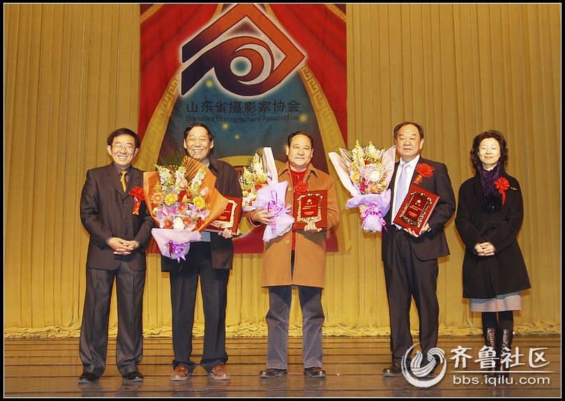 黄晓彦女士、侯贺良主席为顾问们颁发聘任书.jpg