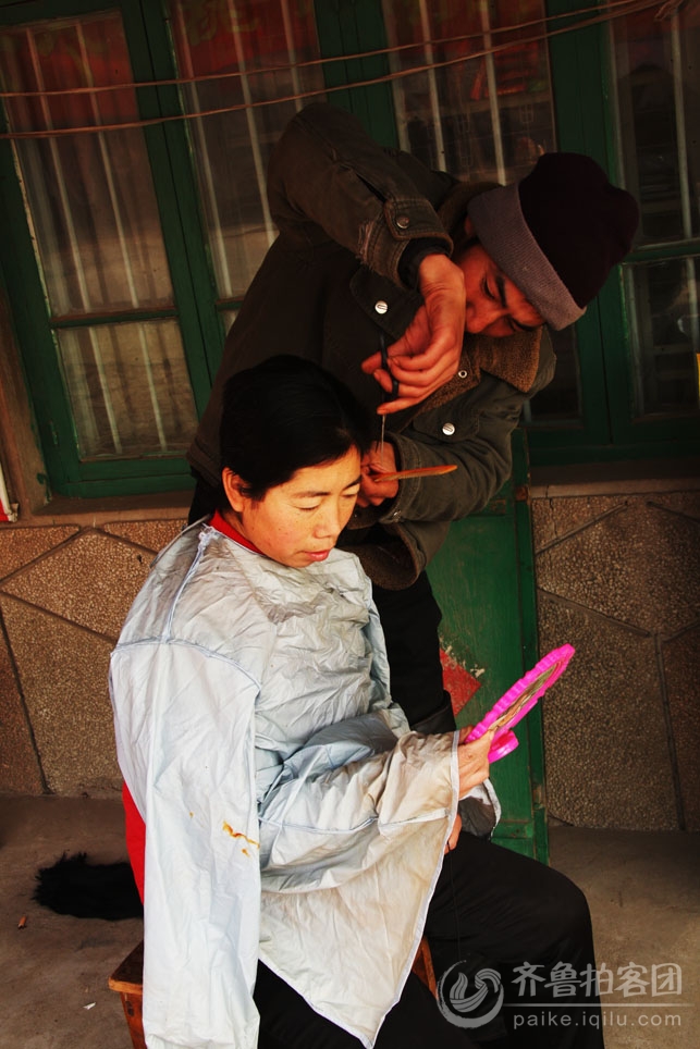 街头见闻---<em>收头发</em>,现剪现买 - 潍坊拍客 - 齐鲁社