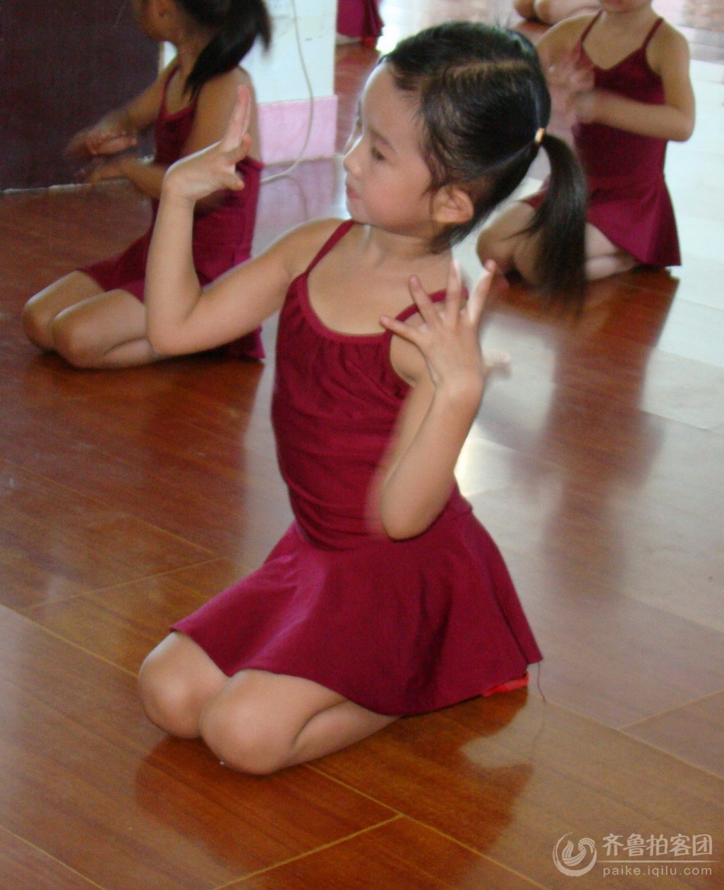 练功房中的美女们排练舞蹈,舞姿优雅视频