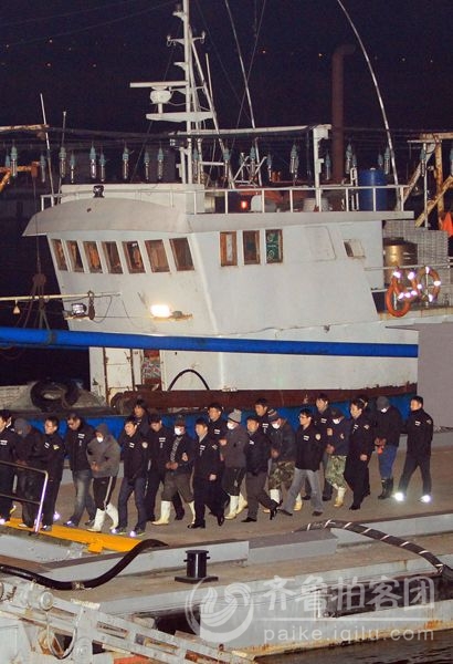 对抗韩国海警抓扣非法捕捞肇事中国渔船被押