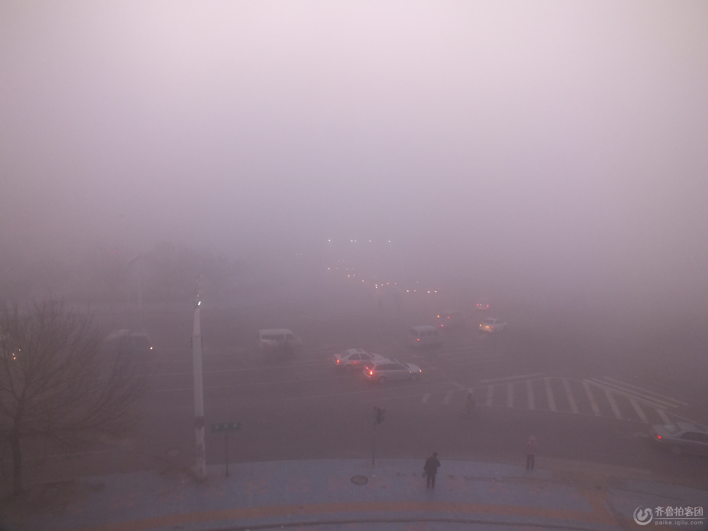 现在是元月15号早上7点12分.东营市区大雾弥漫.道路能见度极低.