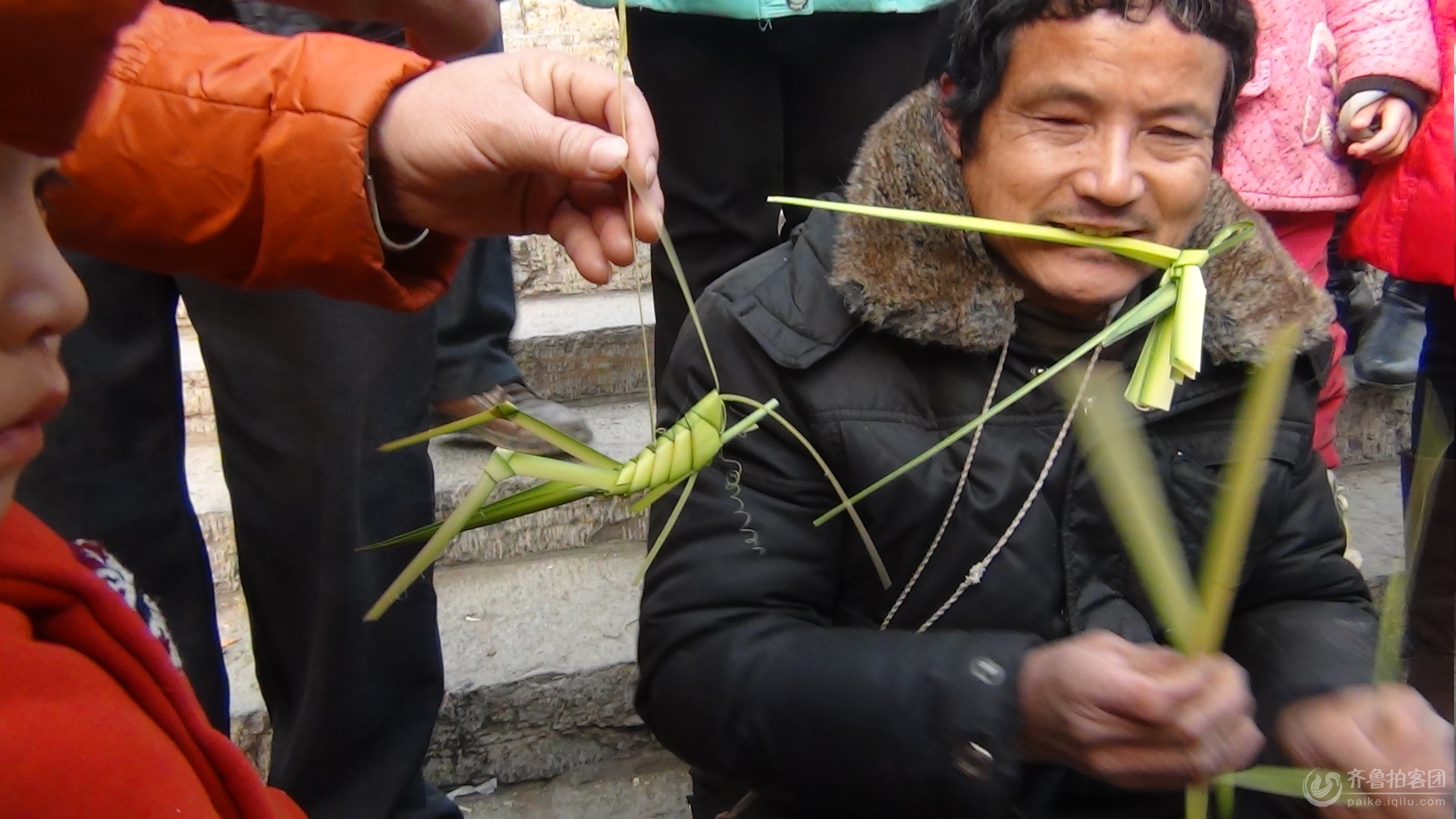 手工编制竹叶"蝈蝈"图片