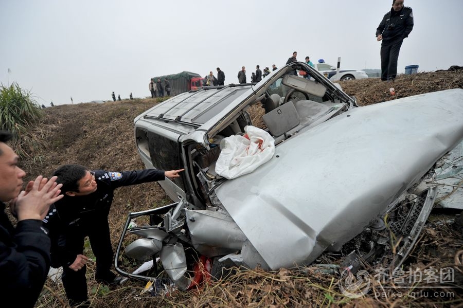 30日重庆一家8口年后返深圳驾车撞山 7人遇难