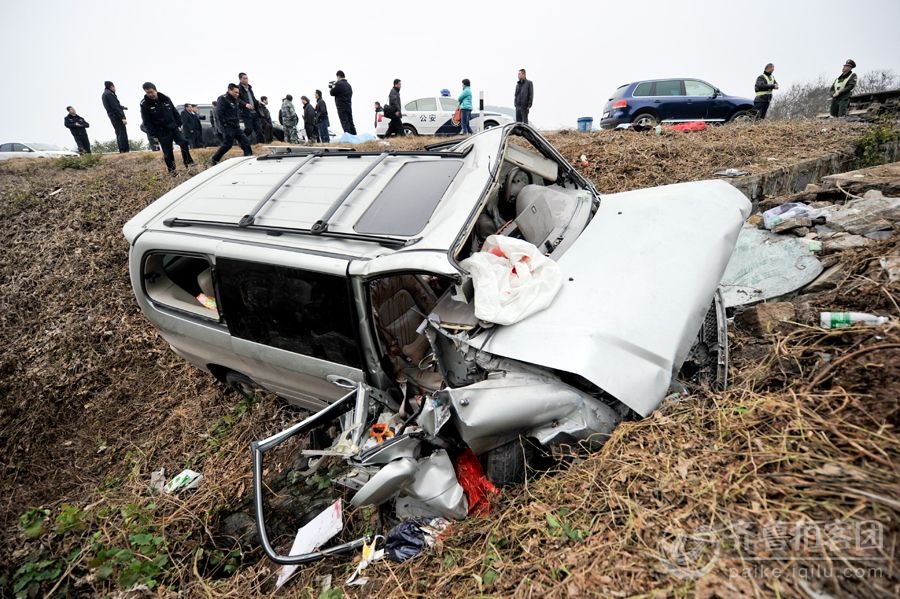 30日重庆一家8口年后返深圳驾车撞山 7人遇难
