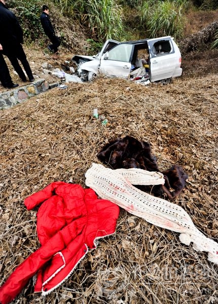 30日重庆一家8口年后返深圳驾车撞山 7人遇难